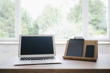 Digital devices on a kitchen block - KNSF05501