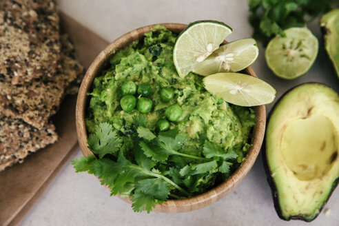 Guacomole mit Erbsen, Avocado, Limette, Koriander und Knäckebrot - MBEF01458