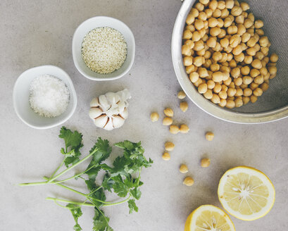 Zutaten für Erbsen-Hummus, Kichererbsen, Zitrone, Koriander, Knoblauch, Sesam und Salz - MBEF01460