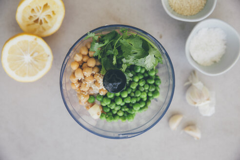 Zutaten für Erbsen-Hummus, Kichererbsen, Zitrone, Koriander, Knoblauch, Sesam und Salz im Mixer - MBEF01461