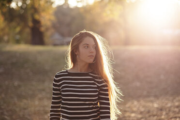 Porträt einer jungen Frau in einem Park bei Sonnenuntergang - LOTF00004