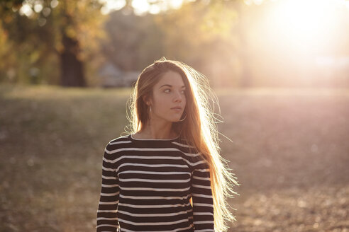 Portrait of young woman in a park at sunset - LOTF00004