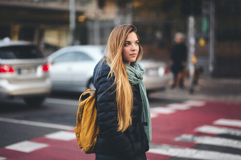 Portrait of young woman with backpack in the city - LOTF00009