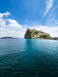 Italien, Kampanien, Neapel, Golf von Neapel, Insel Ischia, Castello Aragonese auf Felseninsel - AMF06595