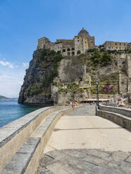 Italien, Kampanien, Neapel, Golf von Neapel, Insel Ischia, Aragonische Burg auf Felseninsel - AMF06599