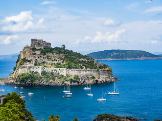 Italien, Kampanien, Neapel, Golf von Neapel, Insel Ischia, Aragonische Burg auf Felseninsel - AMF06601