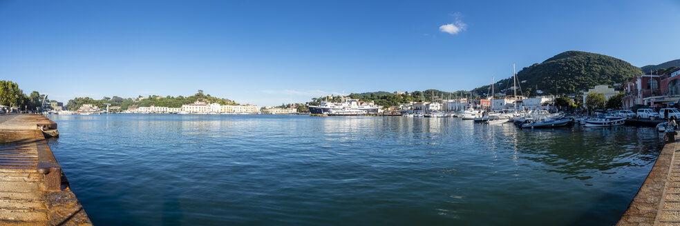 Italien, Kampanien, Neapel, Golf von Neapel, Insel Ischia, Hafen im Morgenlicht - AMF06605