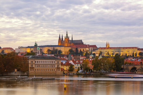 Tschechien, Prag, Karlsbrücke, Moldau-River und Prager Burg am Abend - JUNF01657