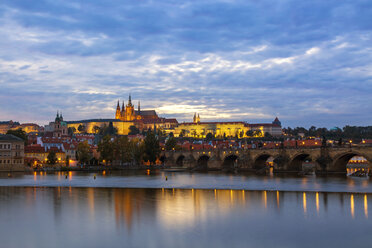 Tschechien, Prag, Karlsbrücke, Moldau-River und Prager Burg am Abend - JUNF01658