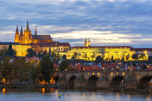 Czechia, Prague, Charles Bridge, Vltava RIver and Prague Castel in the evening - JUNF01659