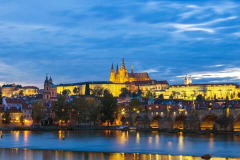 Tschechien, Prag, Karlsbrücke, Moldau-River und Prager Burg am Abend, lizenzfreies Stockfoto