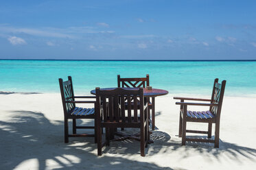 Malediven, Ari Atoll, Nalaguraidhoo, Sun Island Resort, Stühle und Tisch von - RUNF00716