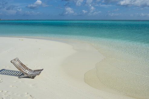 Maledives, Ari Atoll, Nalaguraidhoo, Sun Island, empty deckchair at seaside - RUNF00720