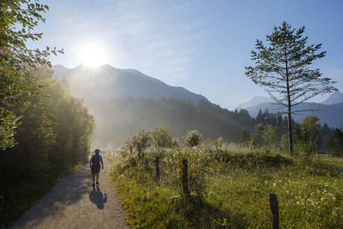 Deutschland, Bayern, Werdenfelser Land, Wanderin gegen die Sonne - SIEF08259