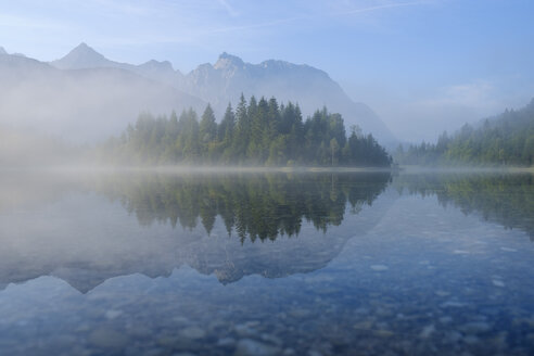 Deutschland, Bayern, Werdenfelser Land, Isarstausee Krün, Morgennebel - SIEF08260