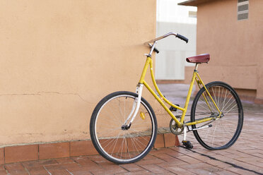 Bicycle leaning against house wall - ERRF00441