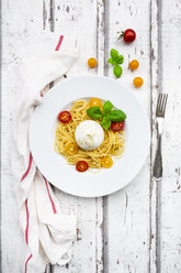 Spaghetti with tomatoes, burrata and basil leaves - LVF07644