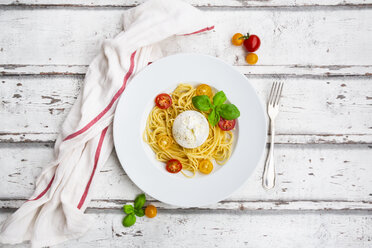 Spaghetti mit Tomaten, Burrata und Basilikumblättern - LVF07645