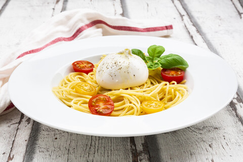 Spaghetti mit Tomaten, Burrata und Basilikumblättern, lizenzfreies Stockfoto
