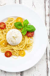 Spaghetti mit Tomaten, Burrata und Basilikumblättern - LVF07647