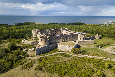 Schweden, Öland, Luftaufnahme von Schloss Borgholm, lizenzfreies Stockfoto