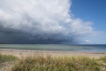 Schweden, Grafschaft Gotland, Färöer, Sandstrand mit dramatischen Wolken - RUNF00734