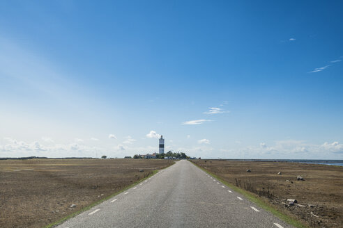 Schweden, Oeland, Lange Jan Leuchtturm und leere Straße - RUNF00747