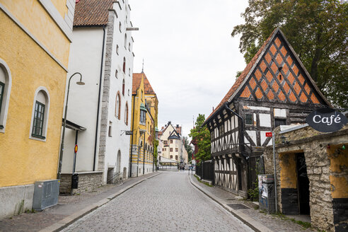 Schweden, Grafschaft Gotland, Visby, Altstadt, Kopfsteinpflasterstraße - RUNF00757