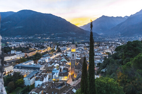 Italien, Südtirol, Meran, Stadtbild bei Sonnenuntergang, lizenzfreies Stockfoto