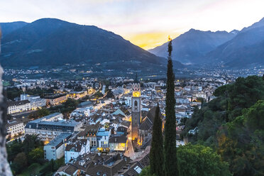 Italien, Südtirol, Meran, Stadtbild bei Sonnenuntergang - MMAF00721