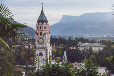 Italien, Südtirol, Meran, Stadtbild mit Nikolaikirche am Abend - MMAF00723