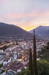 Italien, Südtirol, Meran, Stadtbild bei Sonnenuntergang - MMAF00726