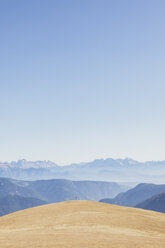 Italien, Südtirol, Dolomiten, Dreidimensionale Alm bei Hafling im Herbst - MMAF00729