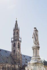 Italien, Südtirol, Bozen, Waltherplatz mit Denkmal für Walther von der Vogelweide und Bozner Dom - MMAF00734