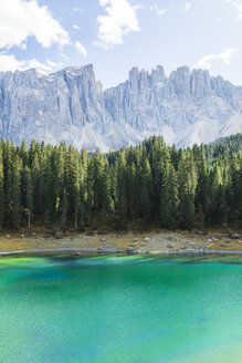 Italien, Südtirol, Dolomiten, Berg Latemar vom Karersee aus gesehen - MMAF00736