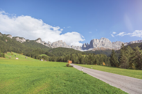 Italien, Südtirol, Dolomiten, Rosengartengruppe, Landstraße im Sommer - MMAF00738