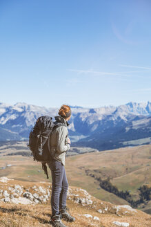 Italien, Südtirol, Dolomiten, Hafling, Wanderin mit Rucksack schaut in die Ferne - MMAF00740