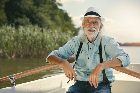 Porträt eines älteren Mannes in einem Ruderboot auf einem See mit Hosenträgern und Sommerhut - VWF00018