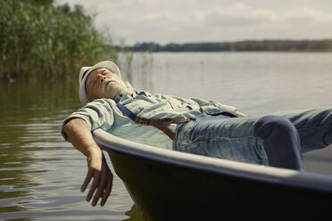 Älterer Mann entspannt sich im Ruderboot auf einem See - VWF00019