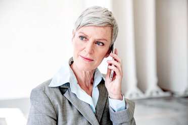 Portrait of mature businesswoman on the phone - VWF00030