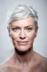 Porträt einer reifen Frau mit kurzen grauen Haaren und blauen Augen - VWF00047