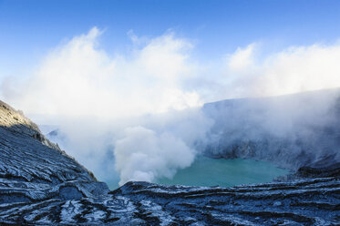 Indonesien, Java, Ost-Java, Dampfender Schwefel im sauren Ijen-Kratersee - RUNF00768