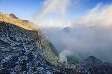 Indonesien, Java, Ost-Java, Dampfender Schwefel im sauren Ijen-Kratersee - RUNF00769