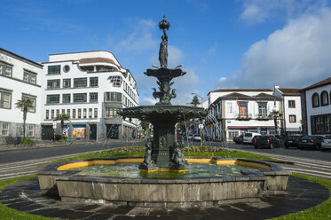 Portugal, Azoren, Insel Sao Miguel, Ponta Delgada, Altstadt, Springbrunnen - RUNF00781