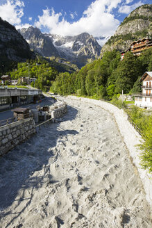 Graues Wasser von zurückweichenden Gletschern, Courmayeur, Italien - AURF08131