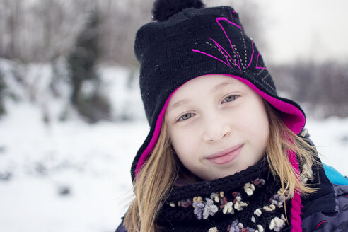 Outdoor-Porträt von Mädchen in warmer Winterkleidung - AURF08132