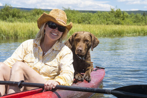 Frau mit Hund beim Kajakfahren auf dem Henrys Fork of Snake River, Rexburg, Idaho, USA - AURF08135
