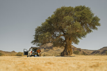 Mann ruhend unter Baum, Kunene, Kunene, Namibia - AURF08151