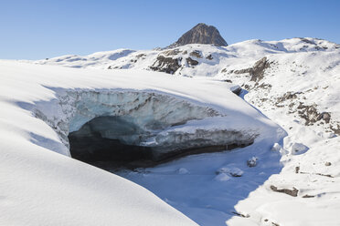 Eingang zur Eishöhle am Ausgang des Plaine Morte Gletschers, Kanton Bern, Schweiz - AURF08158