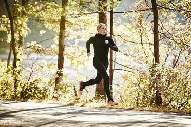 Frau in Sportkleidung beim Joggen - AURF08186